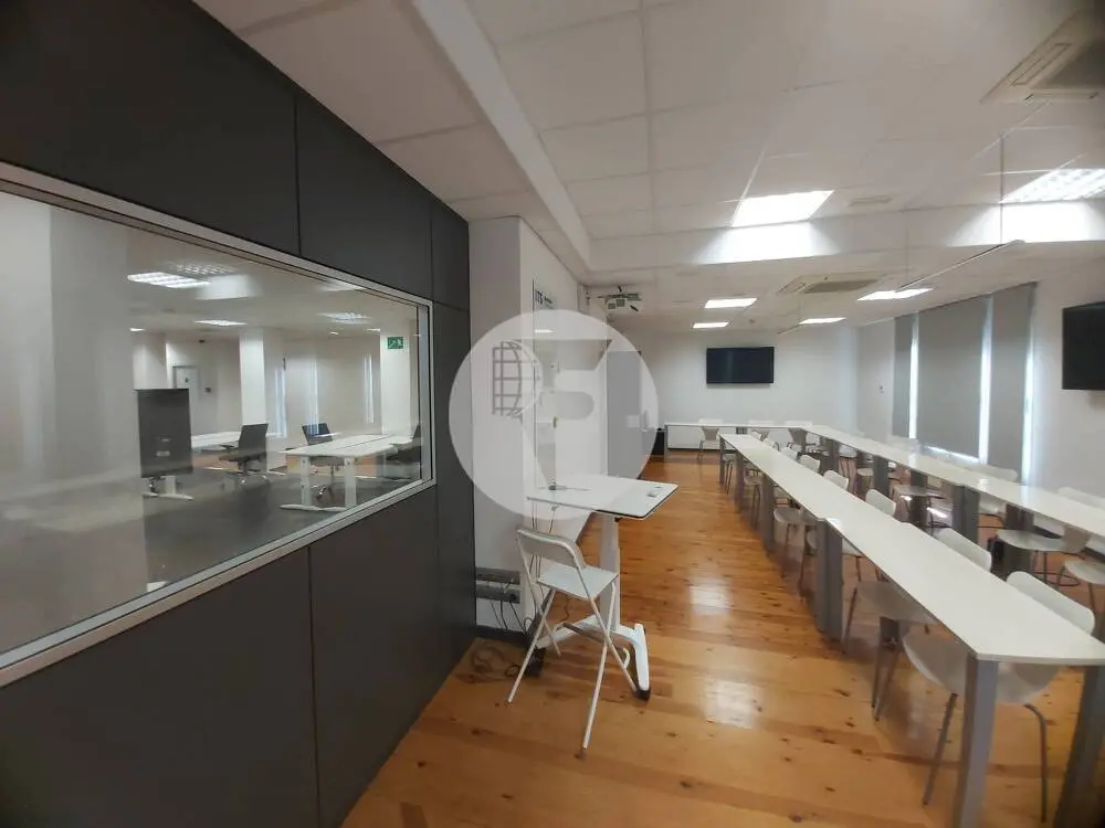 Espectacular local comercial de 700 m² con gran visibilidad y posibilidad de salida de humos en Barcelona - imagen 18