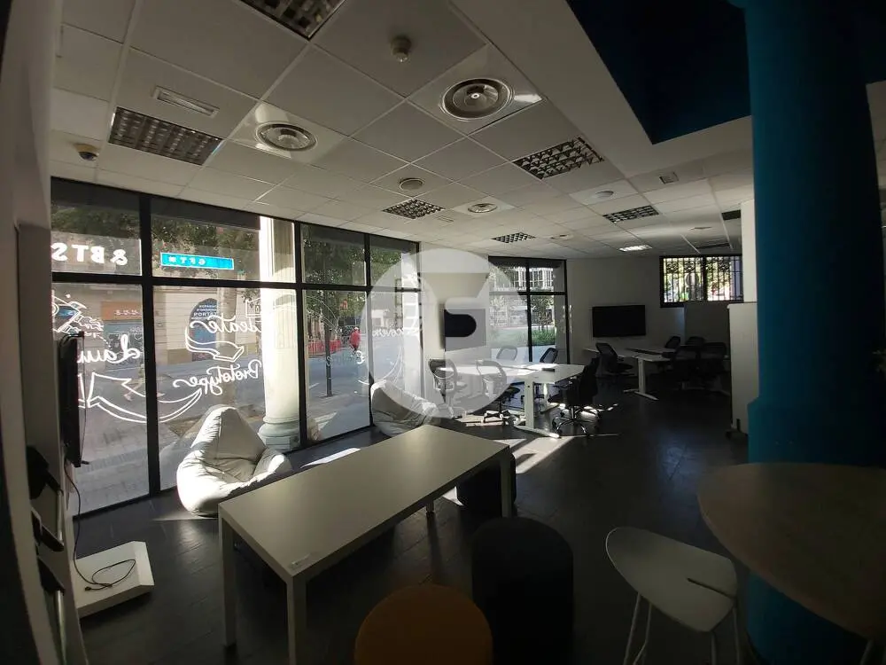 Espectacular local comercial de 700 m² con gran visibilidad y posibilidad de salida de humos en Barcelona - imagen 8