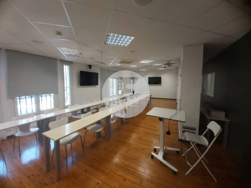 Espectacular local comercial de 700 m² con gran visibilidad y posibilidad de salida de humos en Barcelona - imagen 13