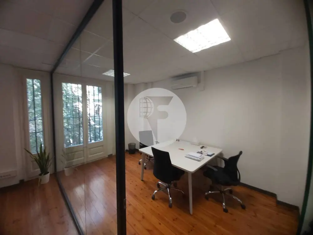 Espectacular local comercial de 700 m² con gran visibilidad y posibilidad de salida de humos en Barcelona - imagen 24