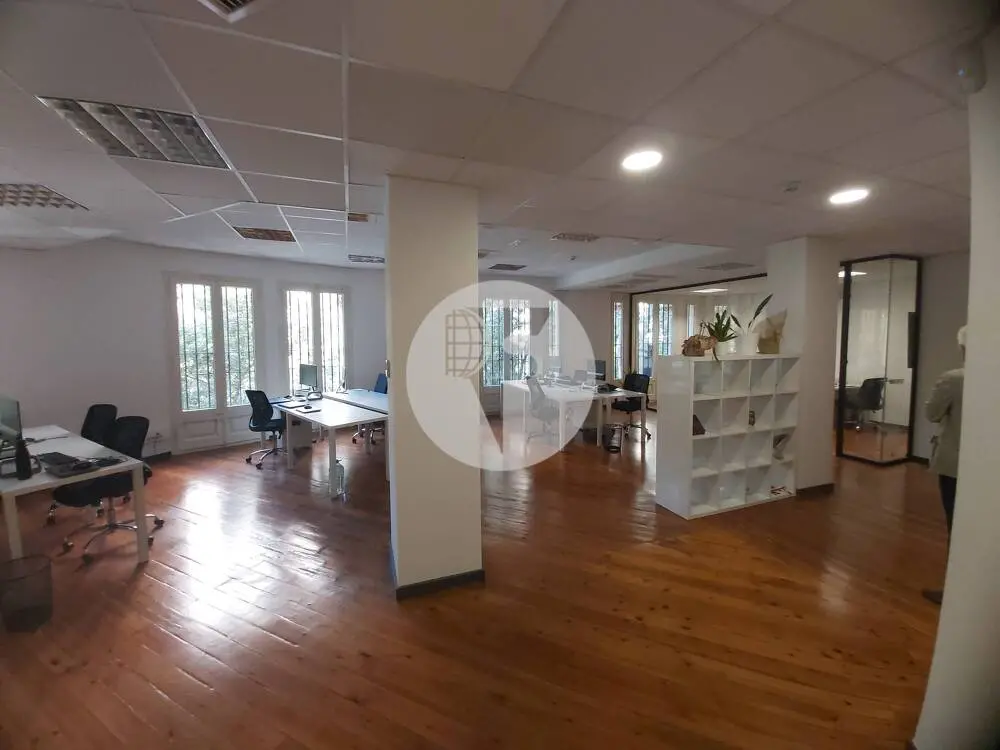 Espectacular local comercial de 700 m² con gran visibilidad y posibilidad de salida de humos en Barcelona - imagen 9