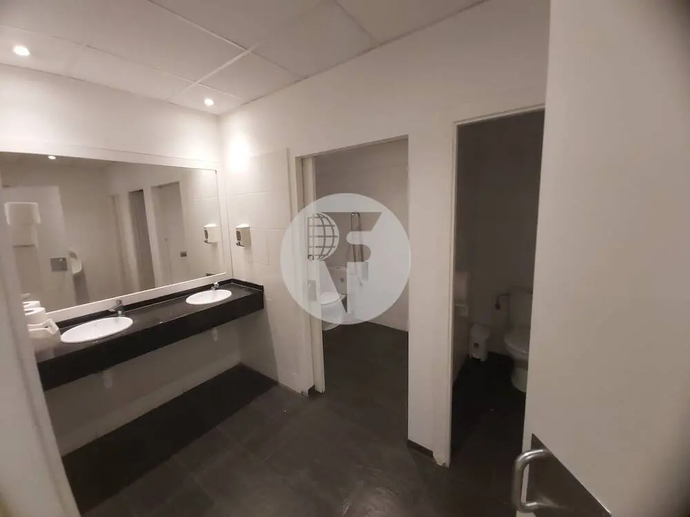 Espectacular local comercial de 700 m² con gran visibilidad y posibilidad de salida de humos en Barcelona - imagen 28