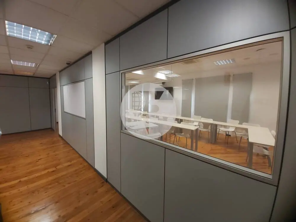 Espectacular local comercial de 700 m² con gran visibilidad y posibilidad de salida de humos en Barcelona - imagen 20