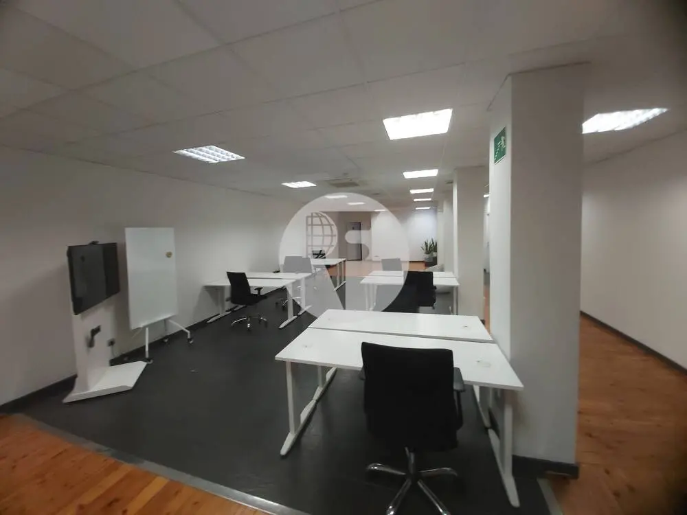 Espectacular local comercial de 700 m² con gran visibilidad y posibilidad de salida de humos en Barcelona - imagen 17