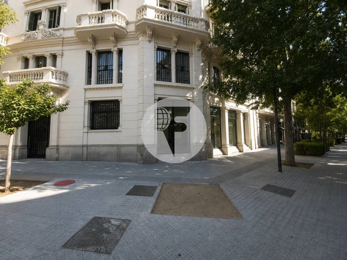 Espectacular local comercial de 700 m² con gran visibilidad y posibilidad de salida de humos en Barcelona - imagen 32