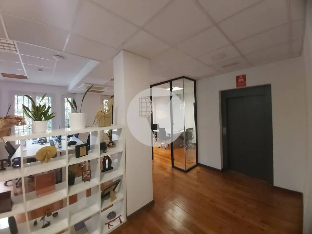 Espectacular local comercial de 700 m² con gran visibilidad y posibilidad de salida de humos en Barcelona - imagen 31