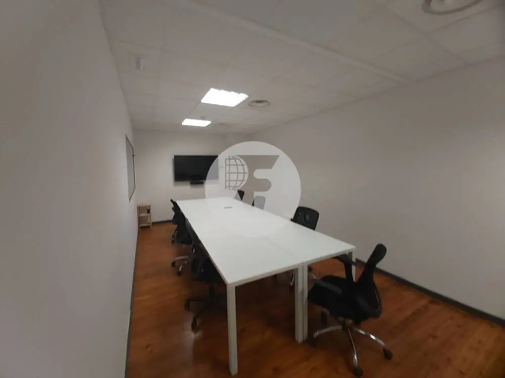 Espectacular local comercial de 700 m² con gran visibilidad y posibilidad de salida de humos en Barcelona - imagen 30