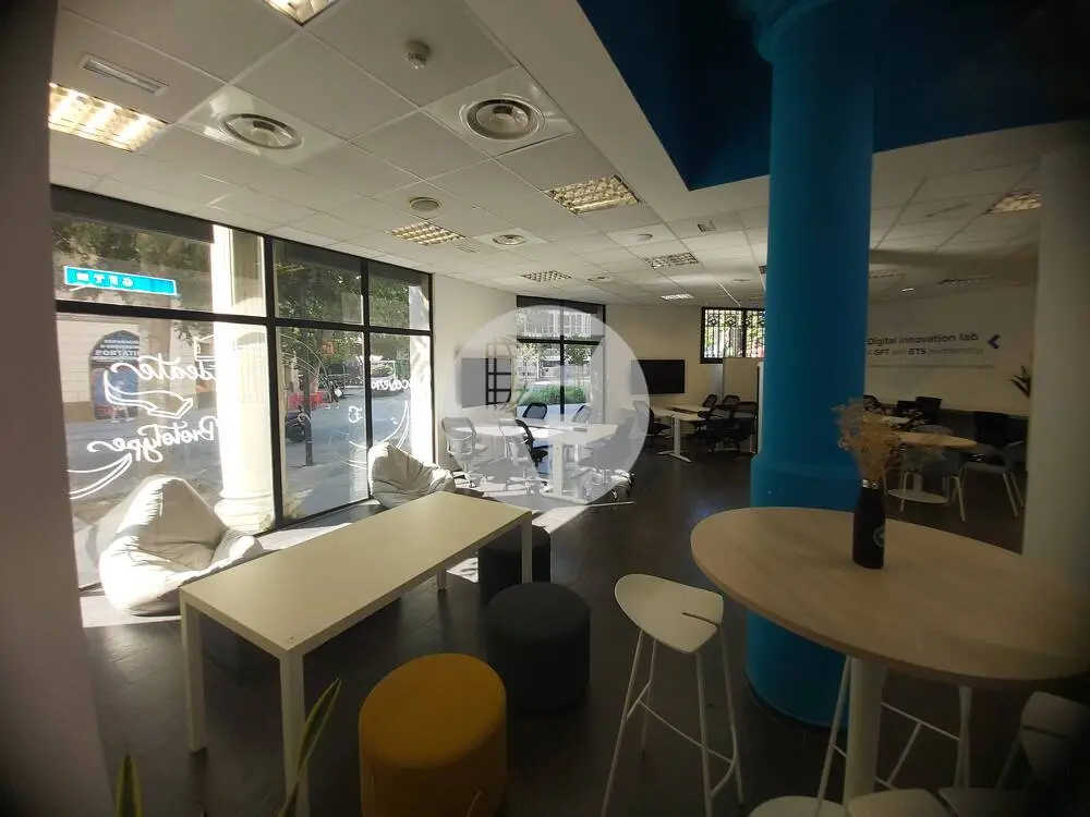 Espectacular local comercial de 700 m² con gran visibilidad y posibilidad de salida de humos en Barcelona - imagen 5