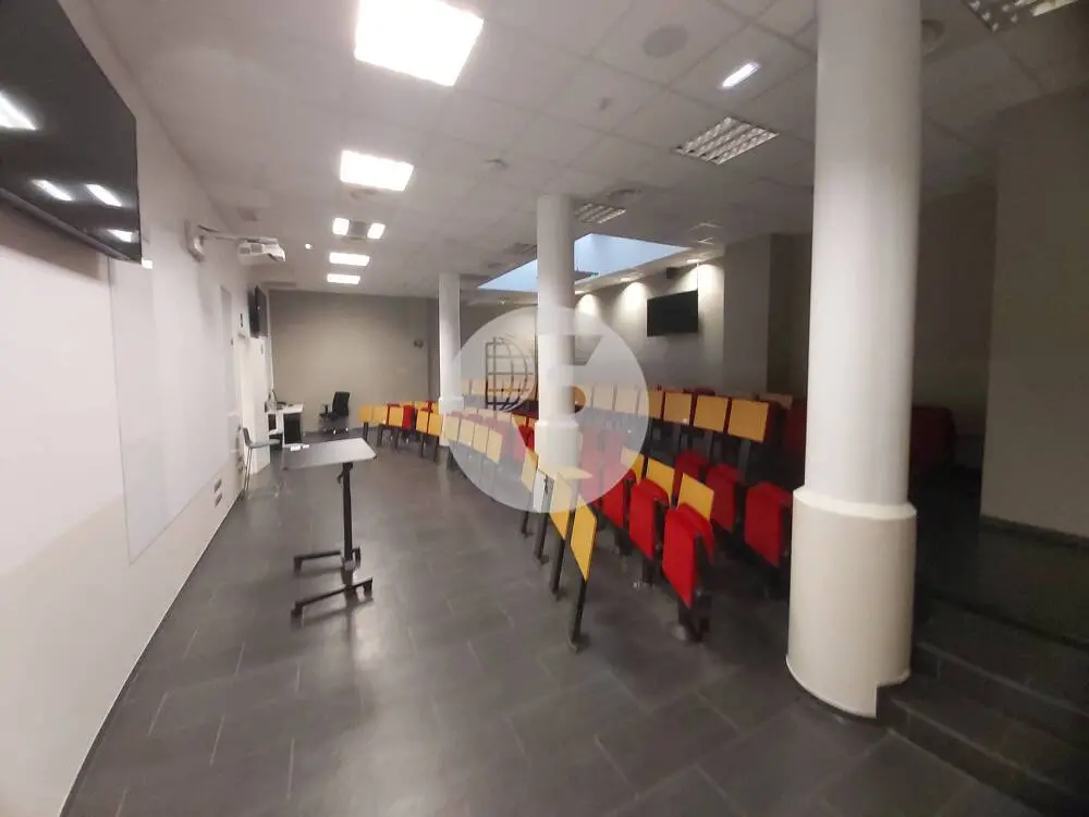 Espectacular local comercial de 700 m² con gran visibilidad y posibilidad de salida de humos en Barcelona - imagen 11
