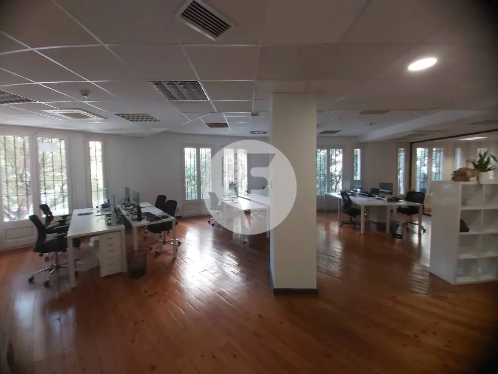 Espectacular local comercial de 700 m² con gran visibilidad y posibilidad de salida de humos en Barcelona - imagen 15