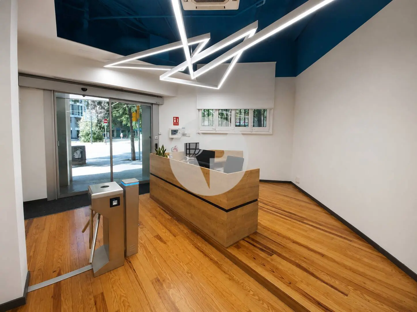 Espectacular local comercial de 700 m² con gran visibilidad y posibilidad de salida de humos en Barcelona