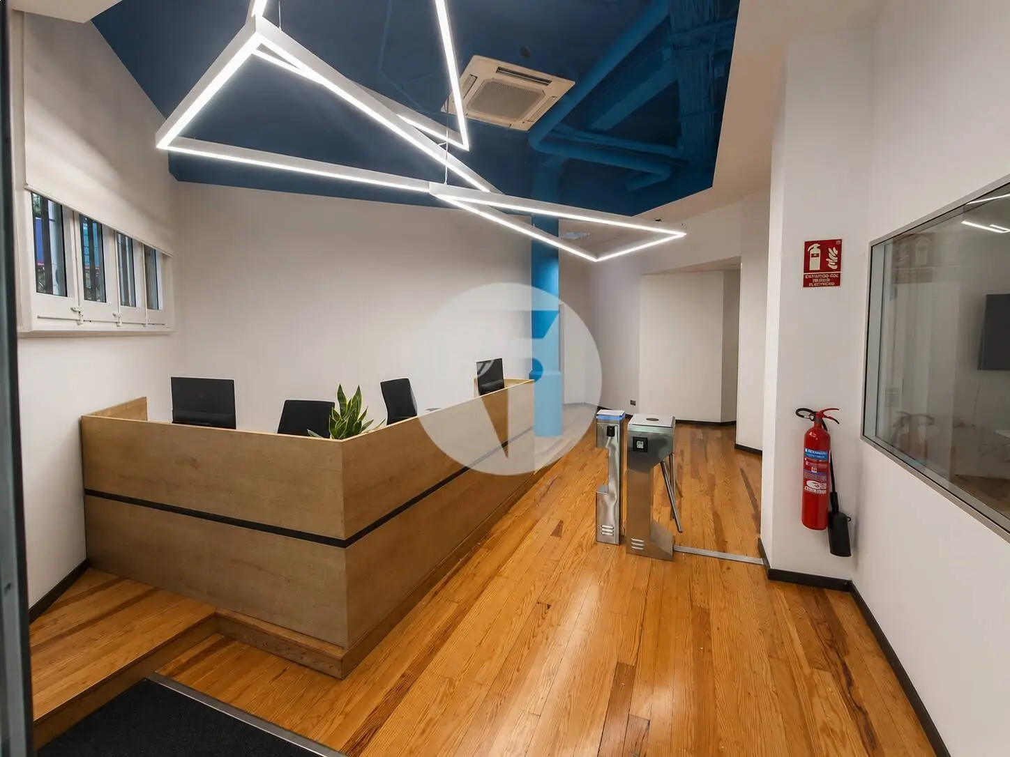 Espectacular local comercial de 700 m² con gran visibilidad y posibilidad de salida de humos en Barcelona - imagen 2