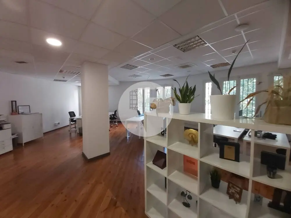 Espectacular local comercial de 700 m² con gran visibilidad y posibilidad de salida de humos en Barcelona - imagen 12