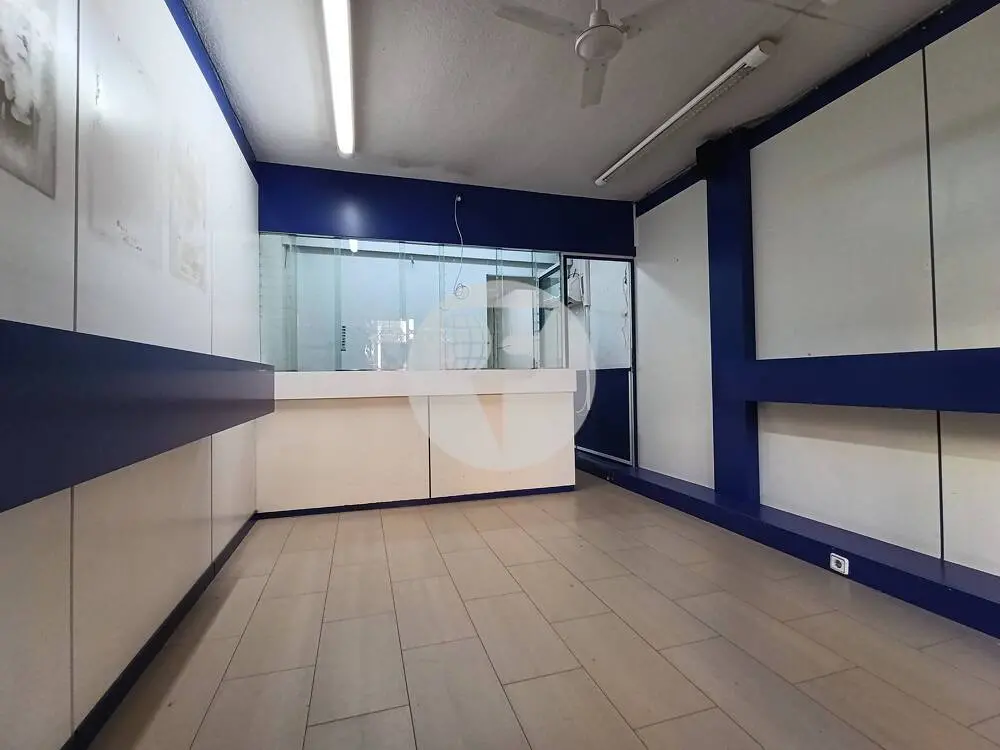 Local comercial con escaparate en Font i Sagué, listo para iniciar actividad - imagen 3