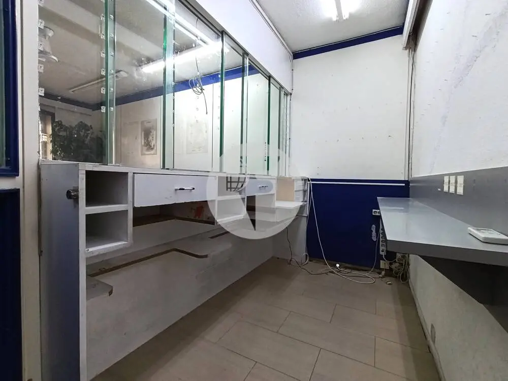 Local comercial con escaparate en Font i Sagué, listo para iniciar actividad - imagen 4
