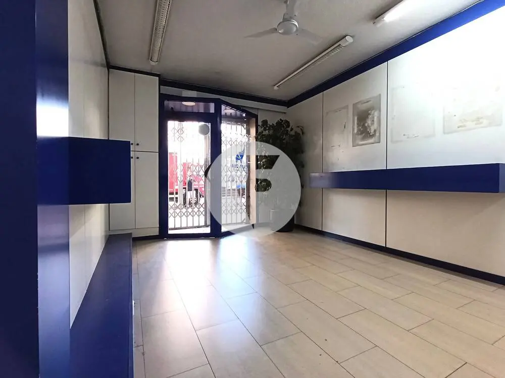 Local comercial con escaparate en Font i Sagué, listo para iniciar actividad - imagen 2