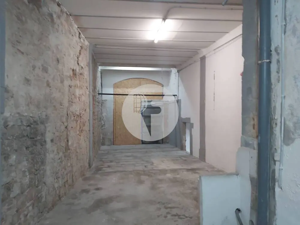 Local comercial esquinero en venta con 16 metros de fachada en Barcelona - imagen 4