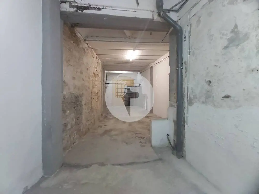 Local comercial esquinero en venta con 16 metros de fachada en Barcelona - imagen 5