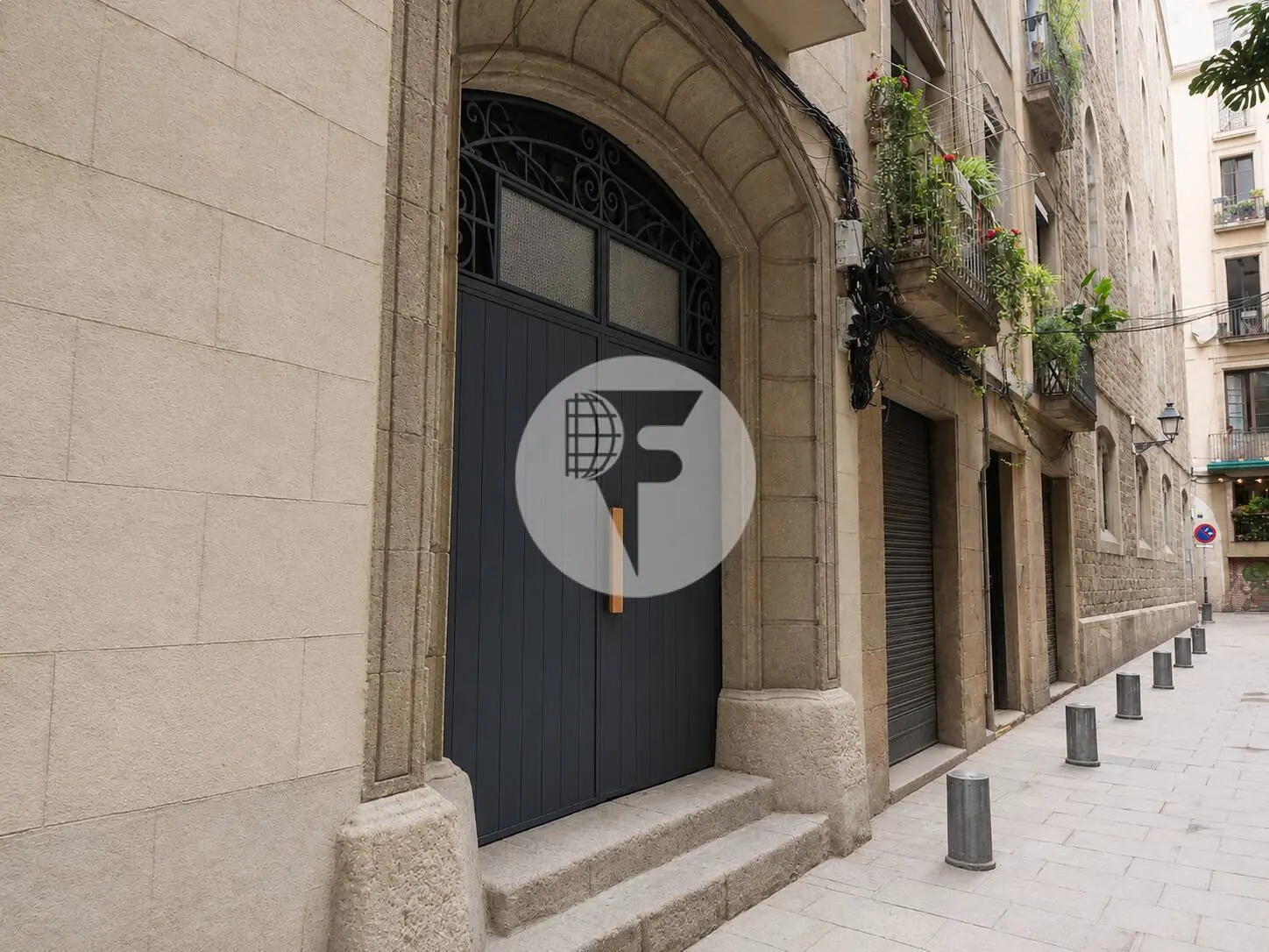Local comercial esquinero en venta con 16 metros de fachada en Barcelona - imagen 2