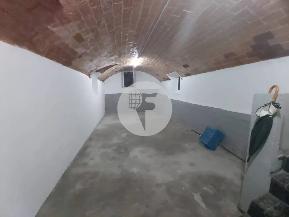 Local comercial esquinero en venta con 16 metros de fachada en Barcelona - imagen 3