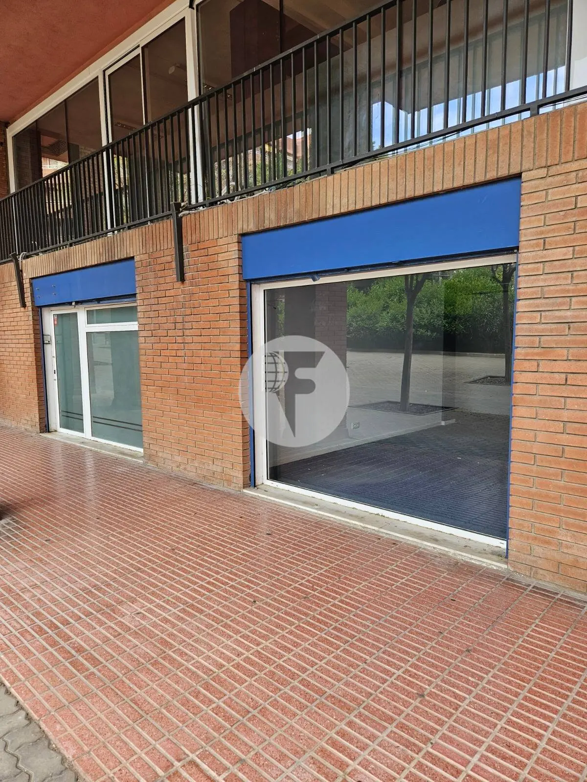 Local comercial esquinero de 240 m² en venta en Sant Joan Despí con gran escaparate - imagen 5