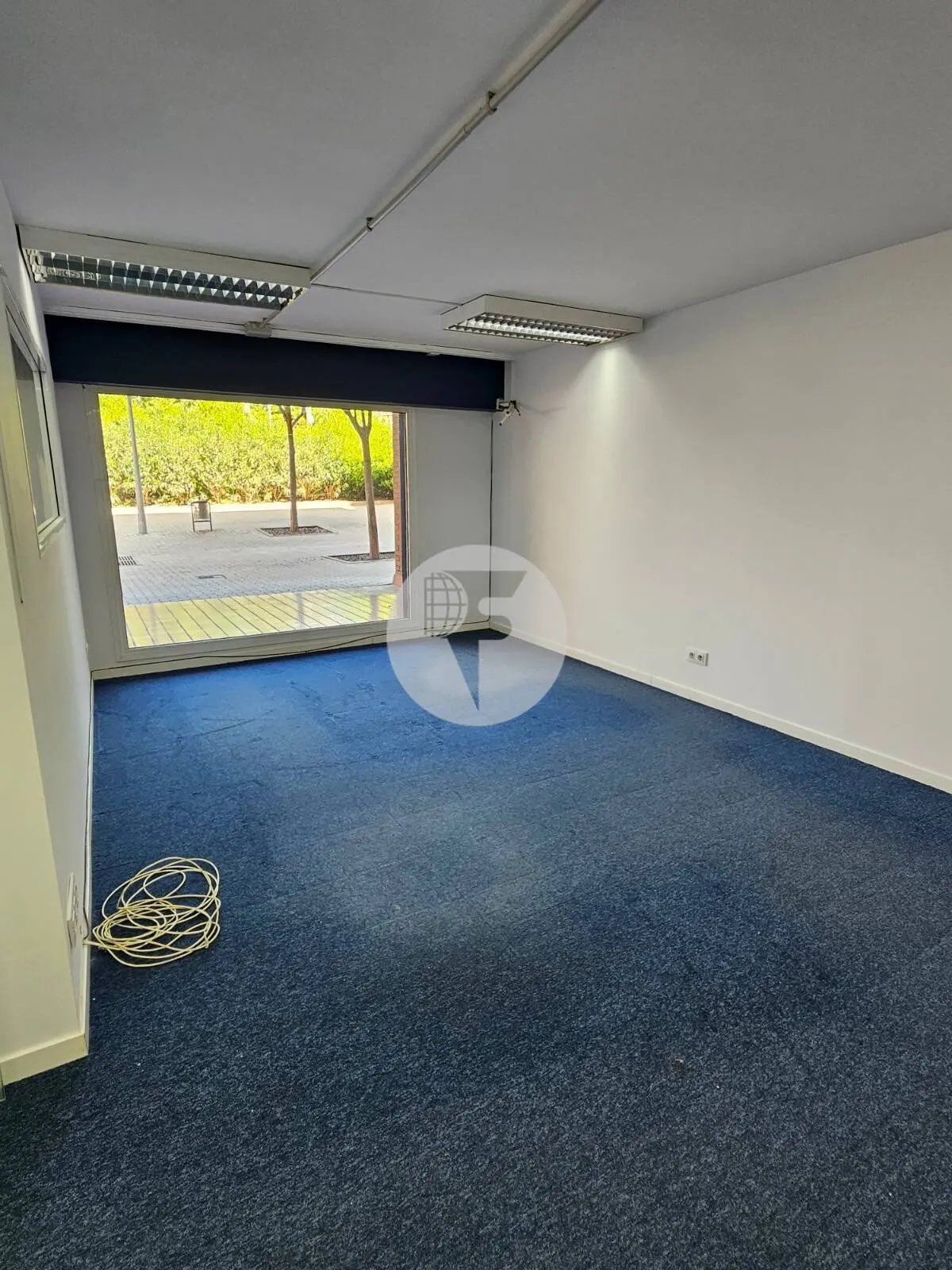 Local comercial esquinero de 240 m² en venta en Sant Joan Despí con gran escaparate - imagen 11