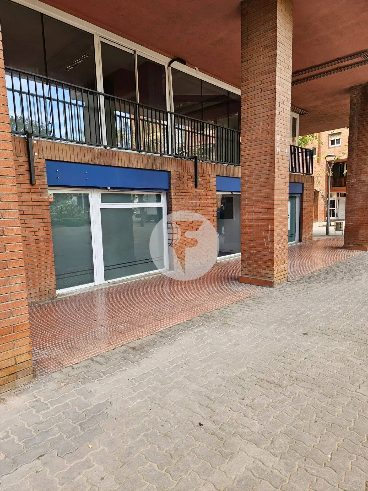 Local comercial esquinero de 240 m² en venta en Sant Joan Despí con gran escaparate - imagen 4