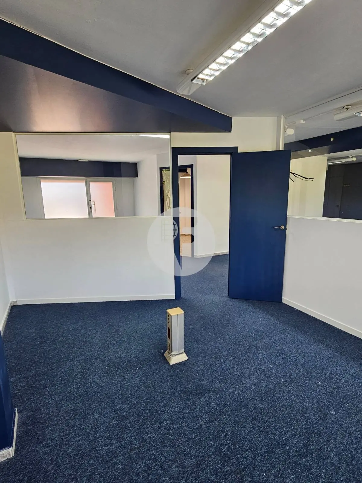 Local comercial esquinero de 240 m² en venta en Sant Joan Despí con gran escaparate - imagen 7
