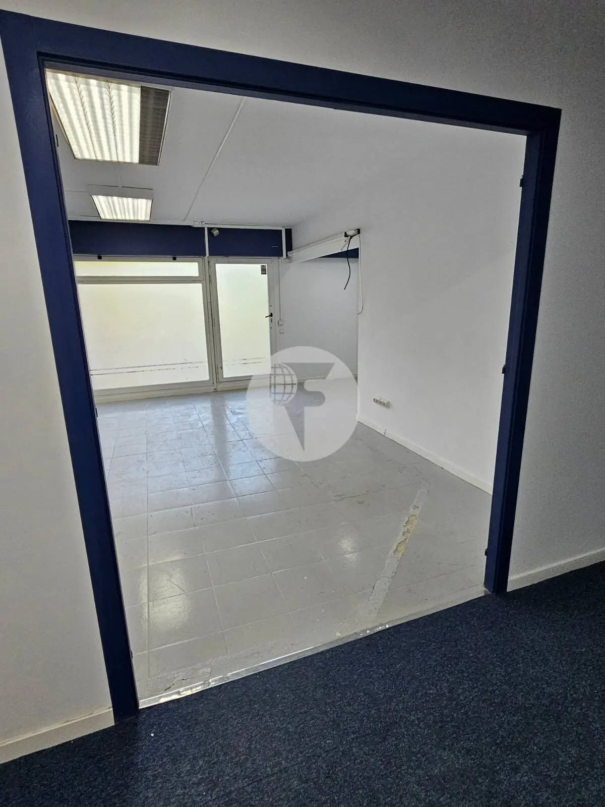 Local comercial esquinero de 240 m² en venta en Sant Joan Despí con gran escaparate - imagen 13