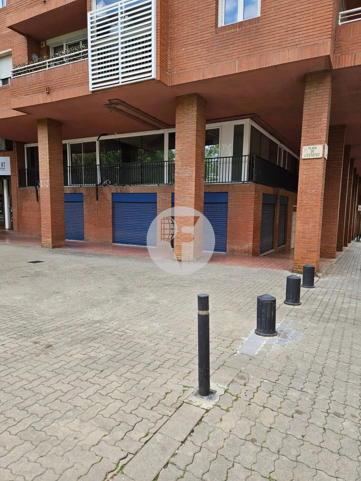 Local comercial esquinero de 240 m² en venta en Sant Joan Despí con gran escaparate - imagen 3