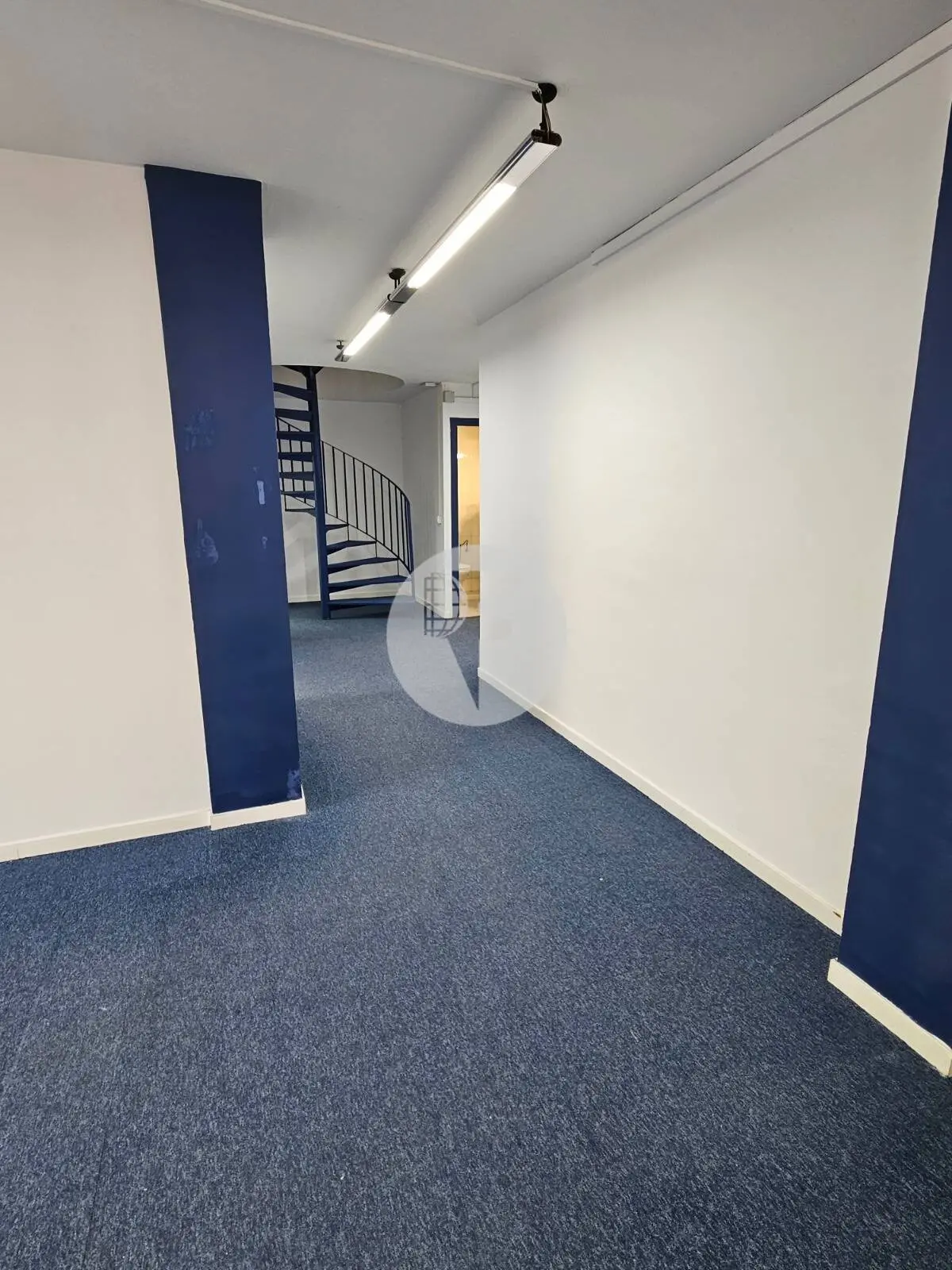 Local comercial esquinero de 240 m² en venta en Sant Joan Despí con gran escaparate - imagen 12