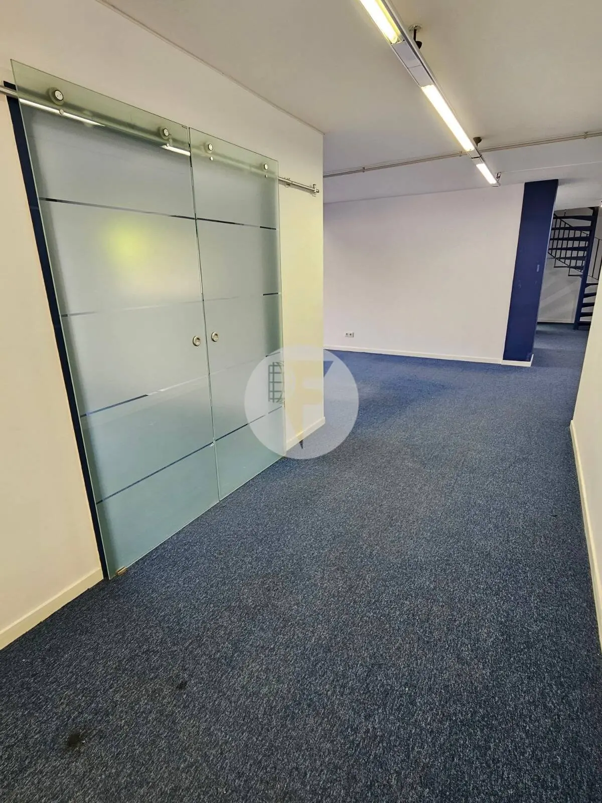 Local comercial esquinero de 240 m² en venta en Sant Joan Despí con gran escaparate - imagen 9