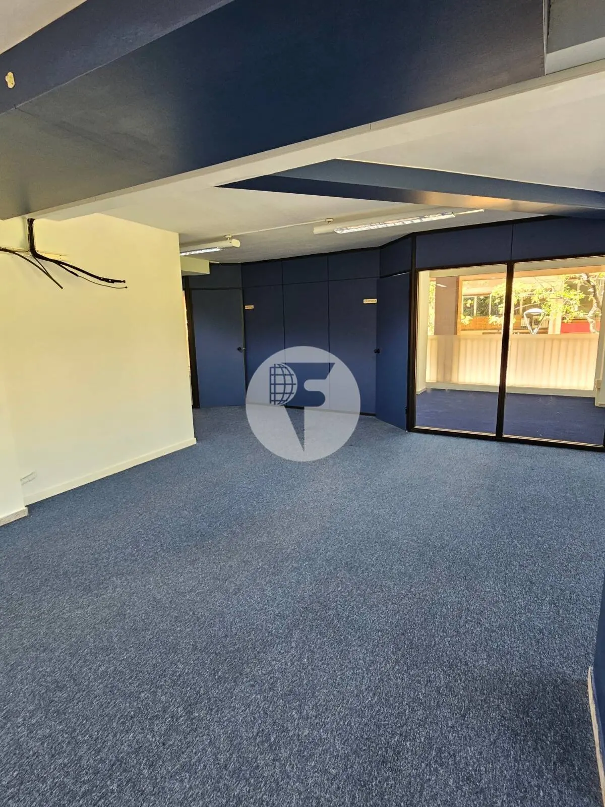 Local comercial esquinero de 240 m² en venta en Sant Joan Despí con gran escaparate - imagen 8