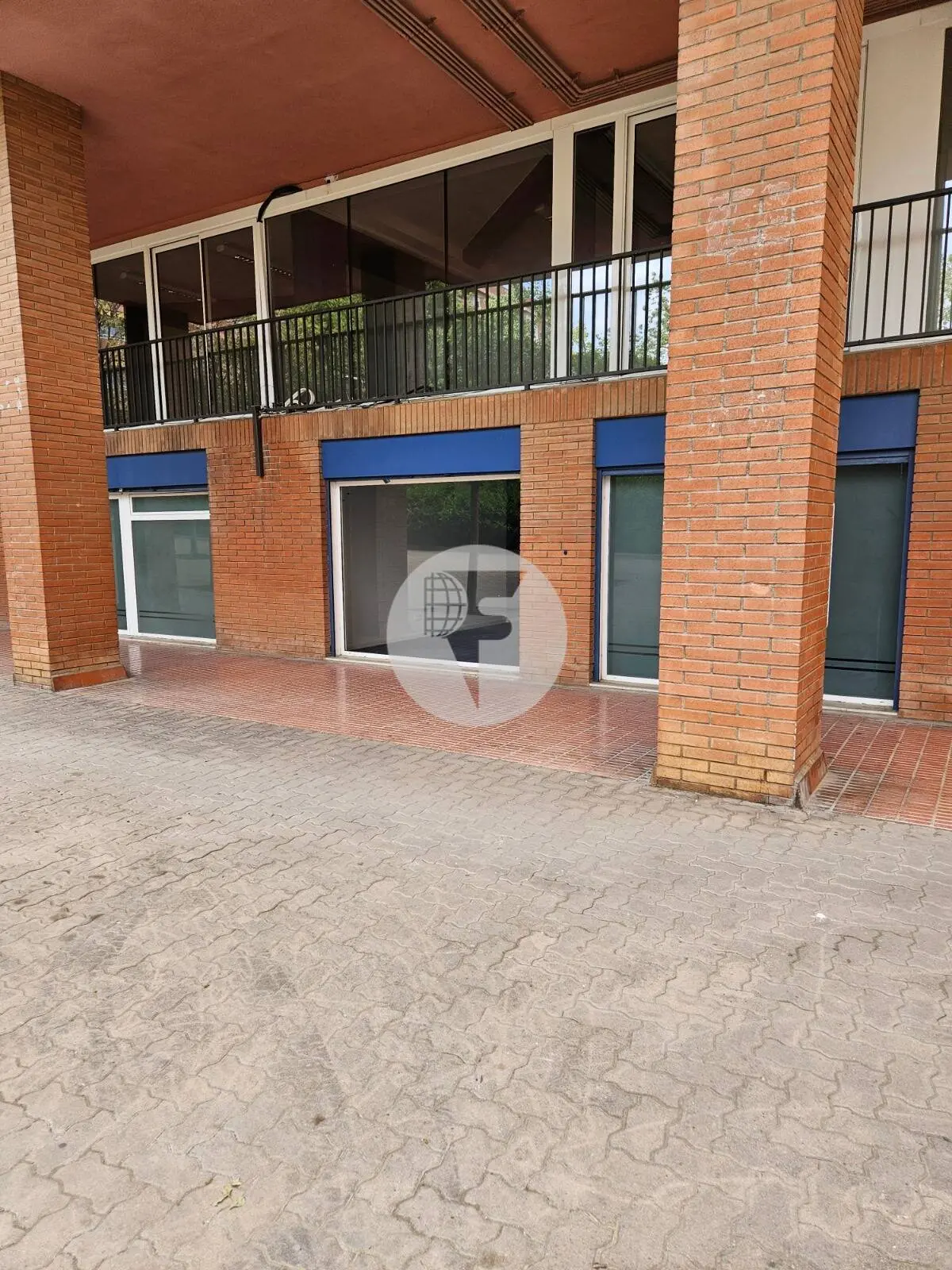 Local comercial esquinero de 240 m² en venta en Sant Joan Despí con gran escaparate - imagen 2
