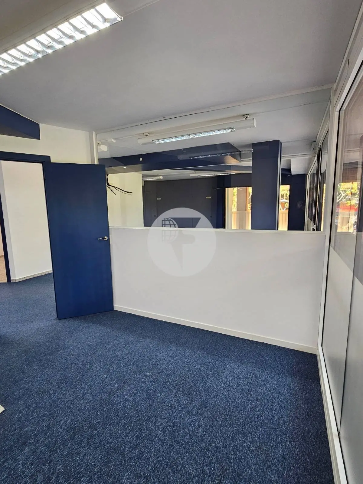 Local comercial esquinero de 240 m² en venta en Sant Joan Despí con gran escaparate - imagen 6
