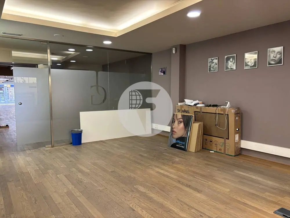 Amplio local comercial de 440 m² con almacén, montacargas y entrada de vehículos en Les Corts - imagen 5