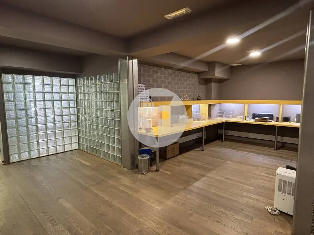 Amplio local comercial de 440 m² con almacén, montacargas y entrada de vehículos en Les Corts - imagen 6