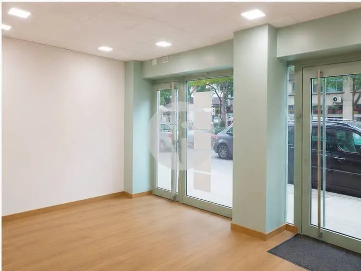 Local comercial en alquiler en Passeig de Fabra i Puig con 8 m de fachada y gran escaparate - imagen 2