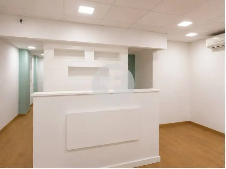 Local comercial en alquiler en Passeig de Fabra i Puig con 8 m de fachada y gran escaparate - imagen 4
