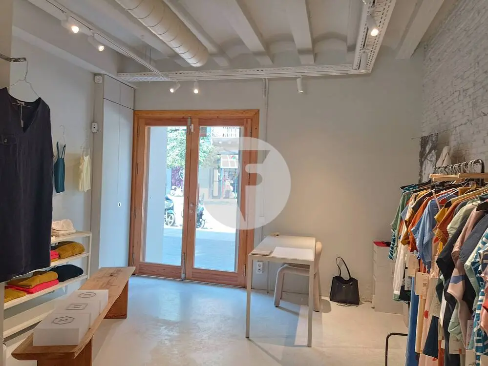 Local comercial de 79 m² en Barcelona con climatización por conductos - imagen 2