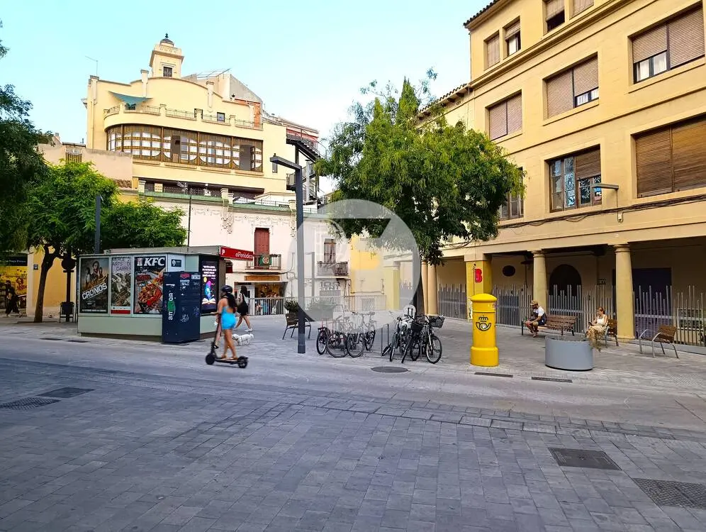 Local comercial esquinero de 154 m² con salida de humos junto a Plaza Ibiza - imagen 2
