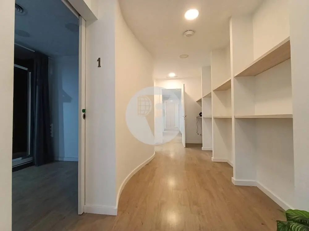 Local comercial diáfano de 222 m² en Barcelona con amplia planta baja - imagen 7