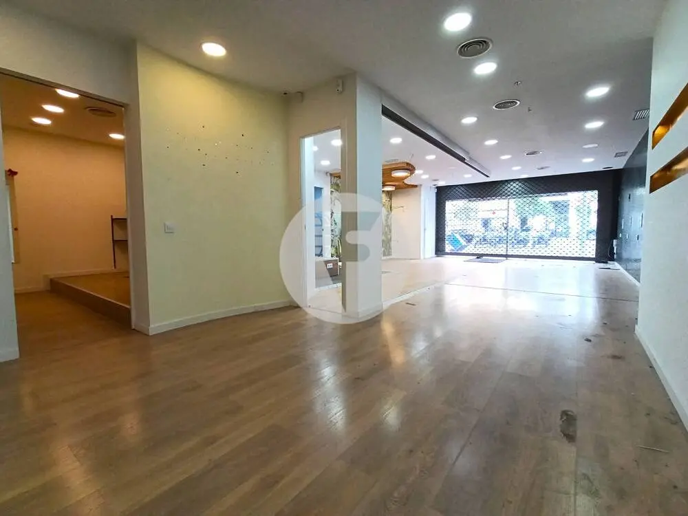 Local comercial diáfano de 222 m² en Barcelona con amplia planta baja - imagen 3