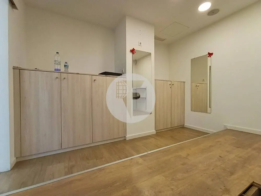 Local comercial diáfano de 222 m² en Barcelona con amplia planta baja - imagen 5