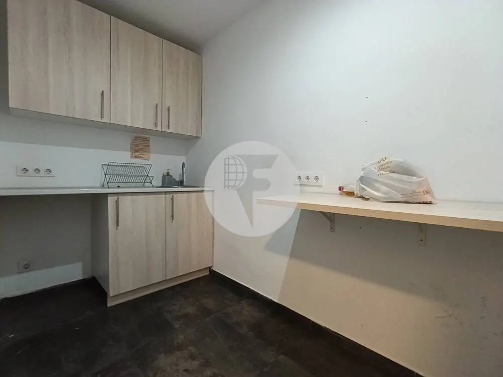 Local comercial diáfano de 222 m² en Barcelona con amplia planta baja - imagen 11