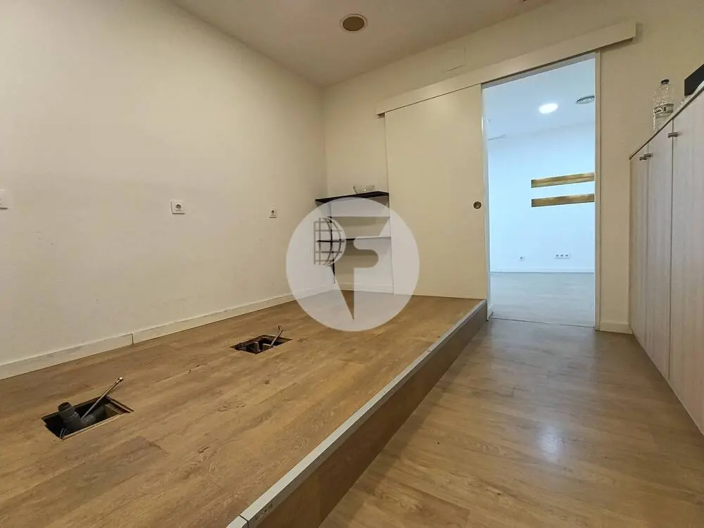 Local comercial diáfano de 222 m² en Barcelona con amplia planta baja - imagen 4