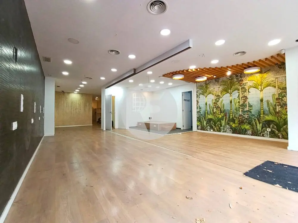 Local comercial diáfano de 222 m² en Barcelona con amplia planta baja