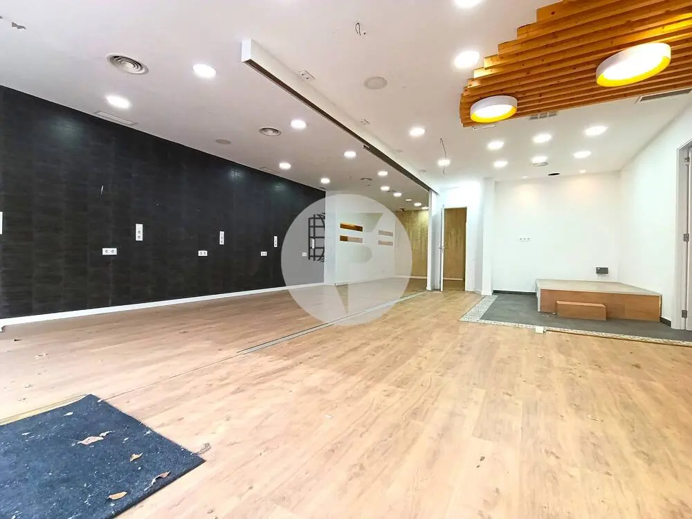 Local comercial diáfano de 222 m² en Barcelona con amplia planta baja - imagen 2