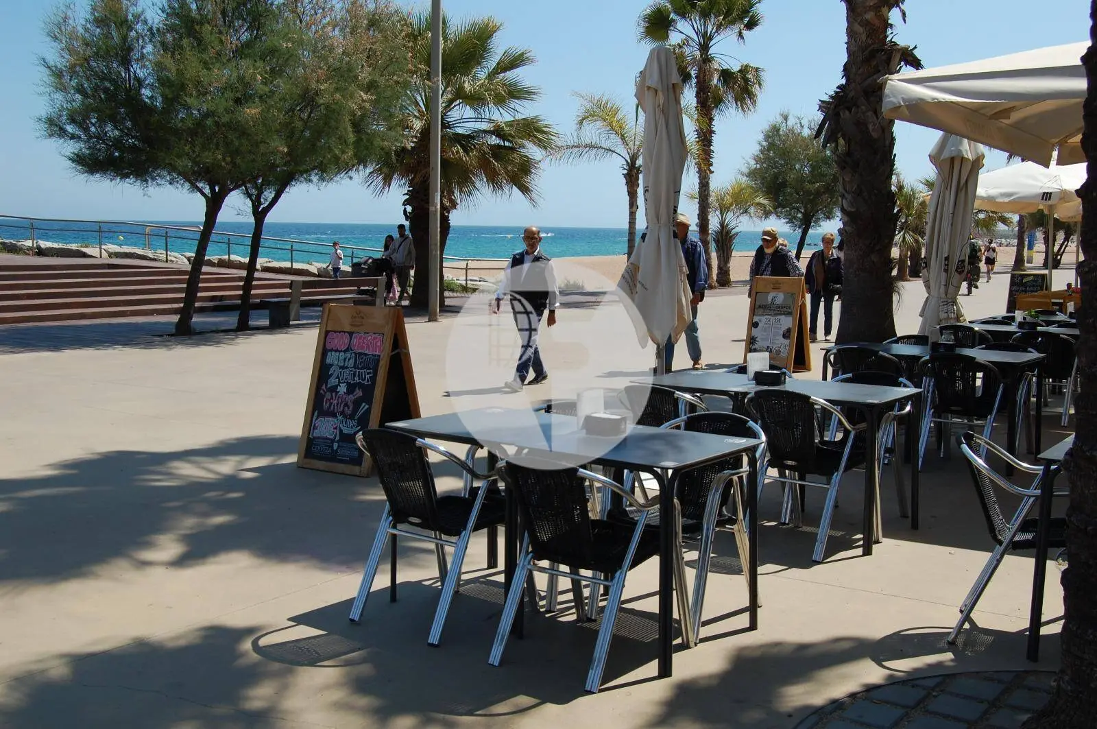 Traspaso de bar restaurante con licencia C3 y terraza frente al mar en Badalona - imagen 4