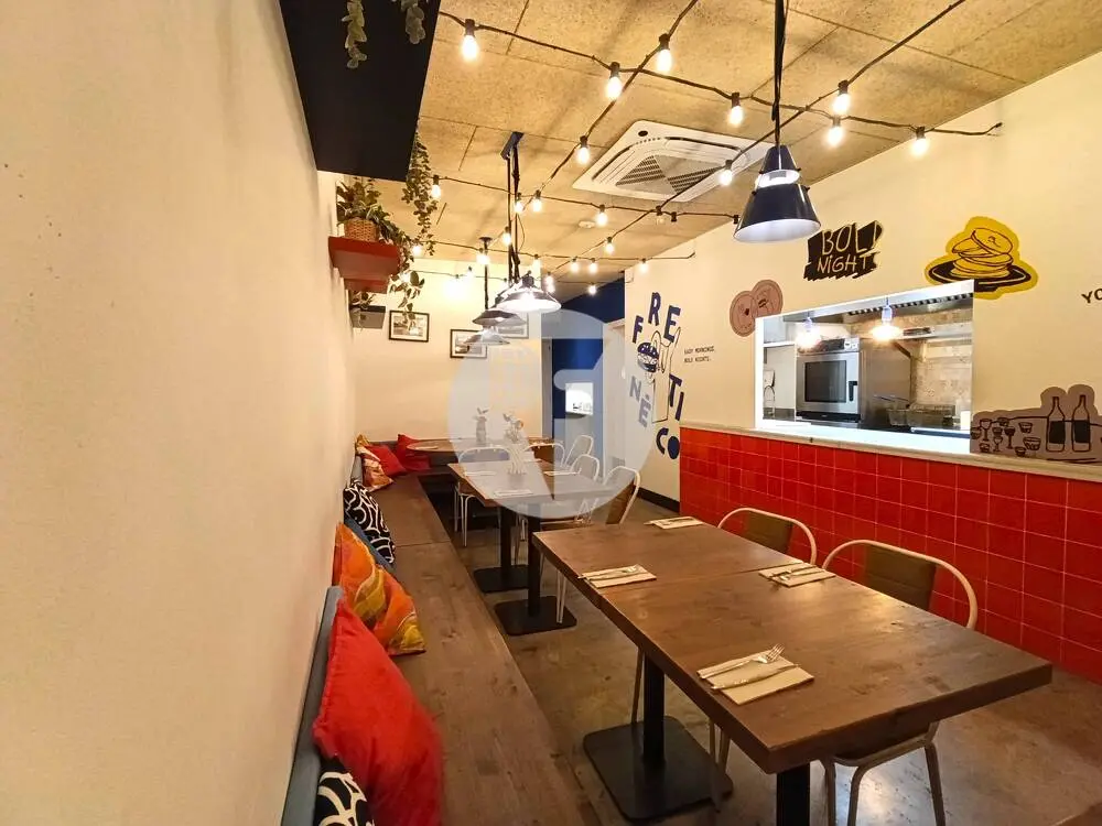 Local comercial en alquiler de 138 m² a pie de calle con salida de humos